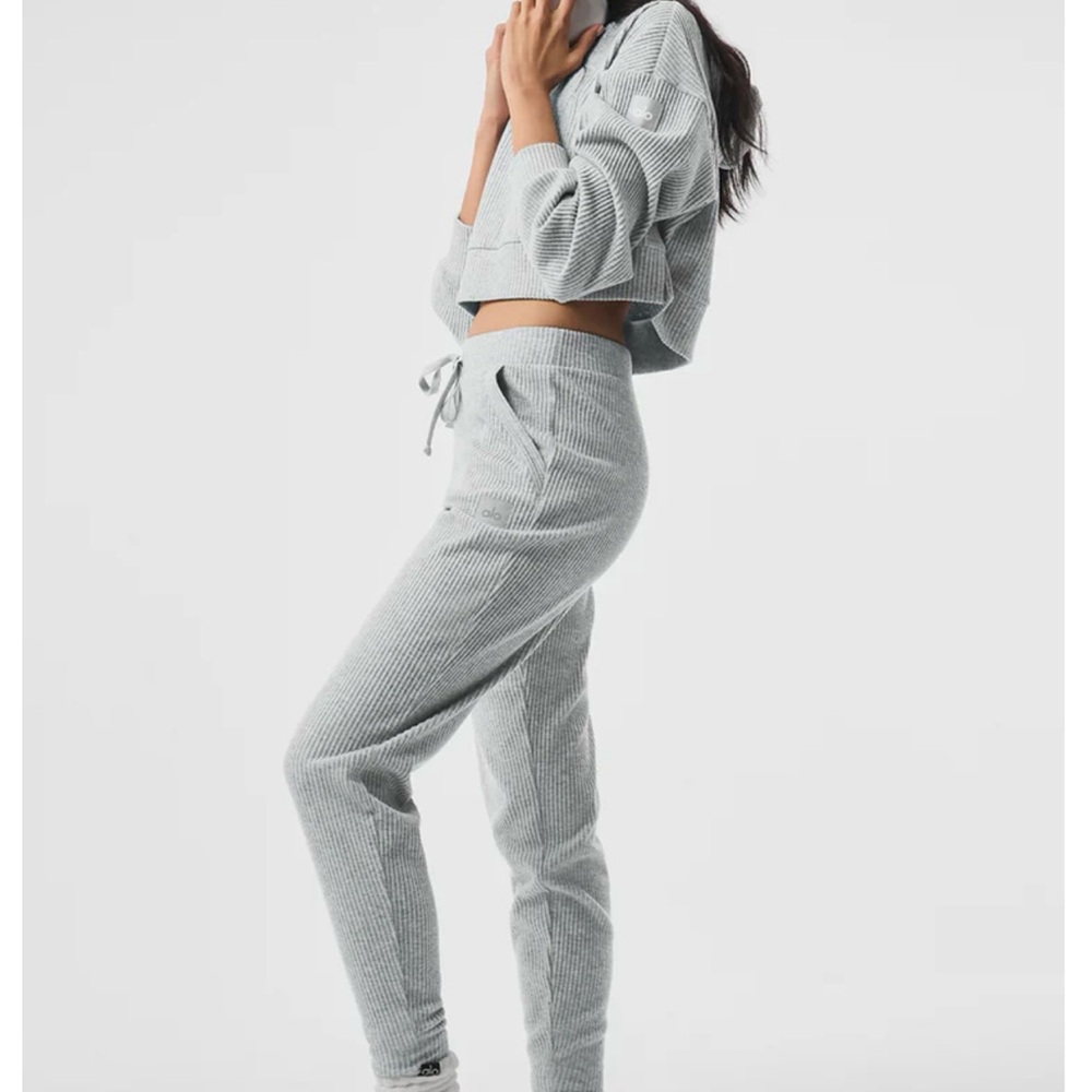 ❤️NWT Alo Yoga Muse Hoodie & Muse Sweatpant Set 
Makes a great gift!!💕